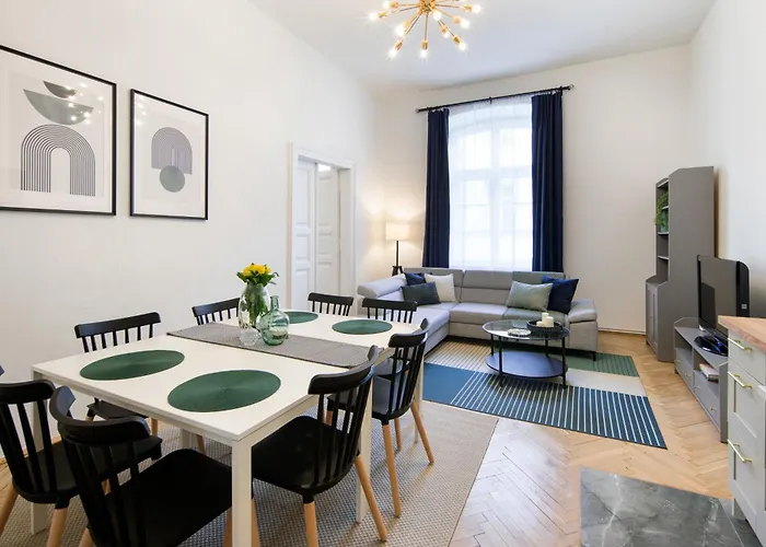 Wawelove Spacious 3 Bedroom Apt 1 Min To Main Sq!