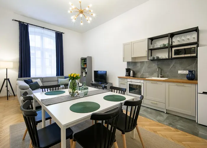 Wawelove Spacious 3 Bedroom Apt 1 Min To Main Sq!